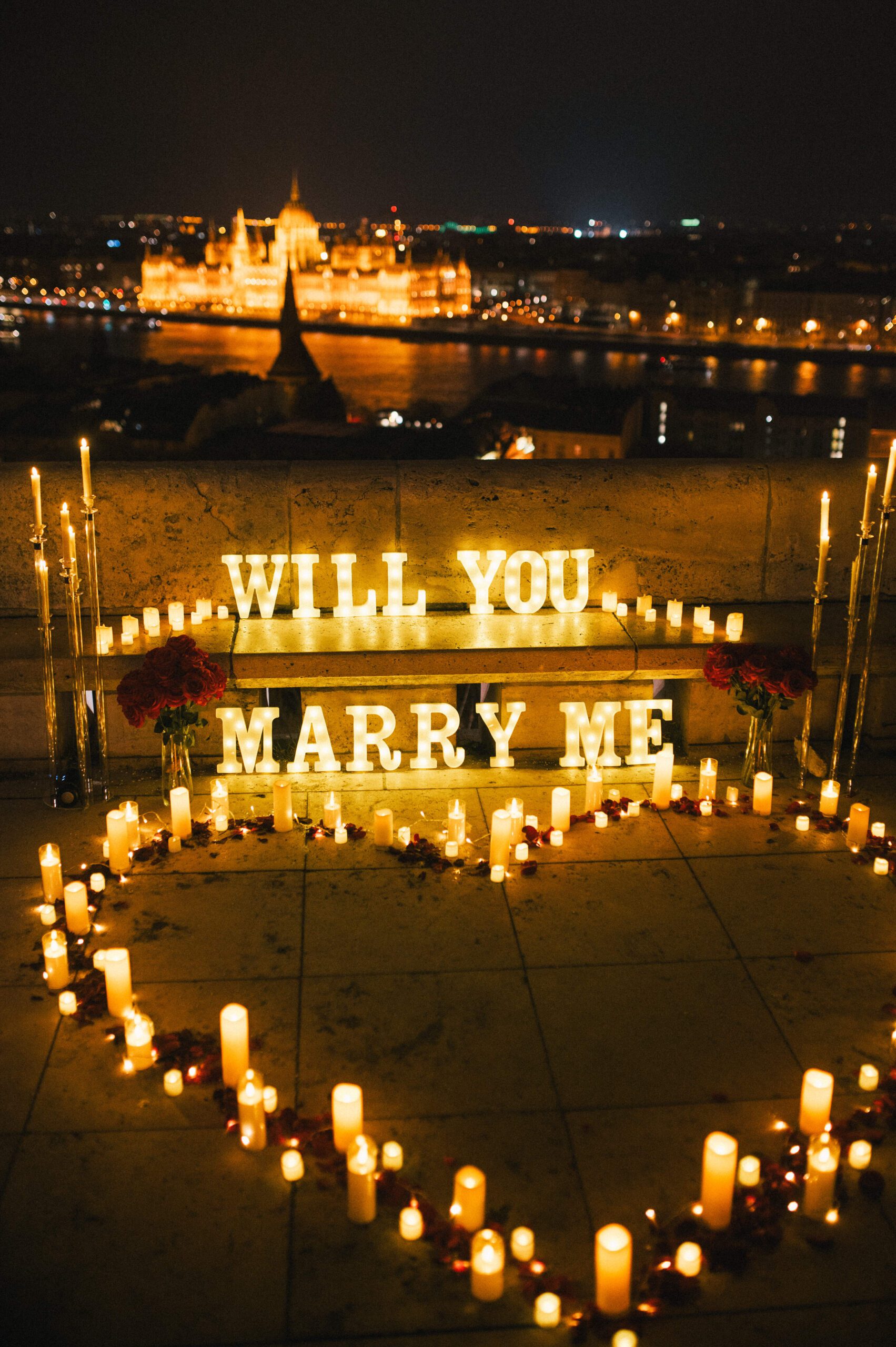 הצעת נישואין רומנטית עם נרות במרפסת בסטיון הדייגים עם נוף לפרלמנט {{brizy_dc_image_alt imageSrc=