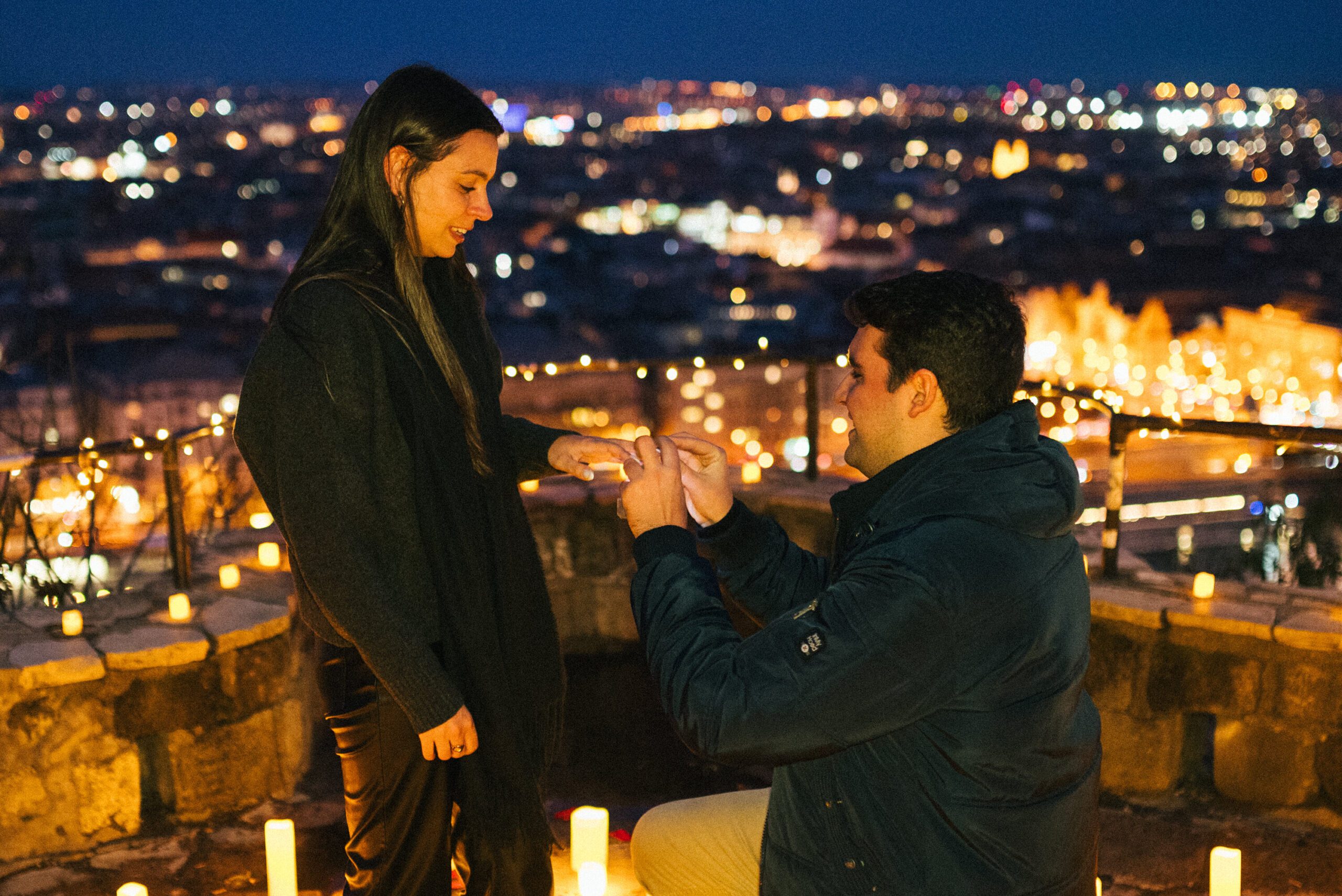 הצעת נישואין רומנטית בגבעת גלרט בלילה עם נוף מרהיב של בודפשט המוארת {{brizy_dc_image_alt imageSrc=