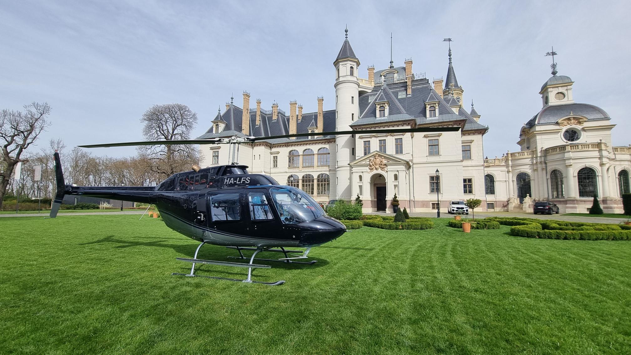 Luxury helicopter proposal in front of a castle near Budapest {{brizy_dc_image_alt imageSrc=