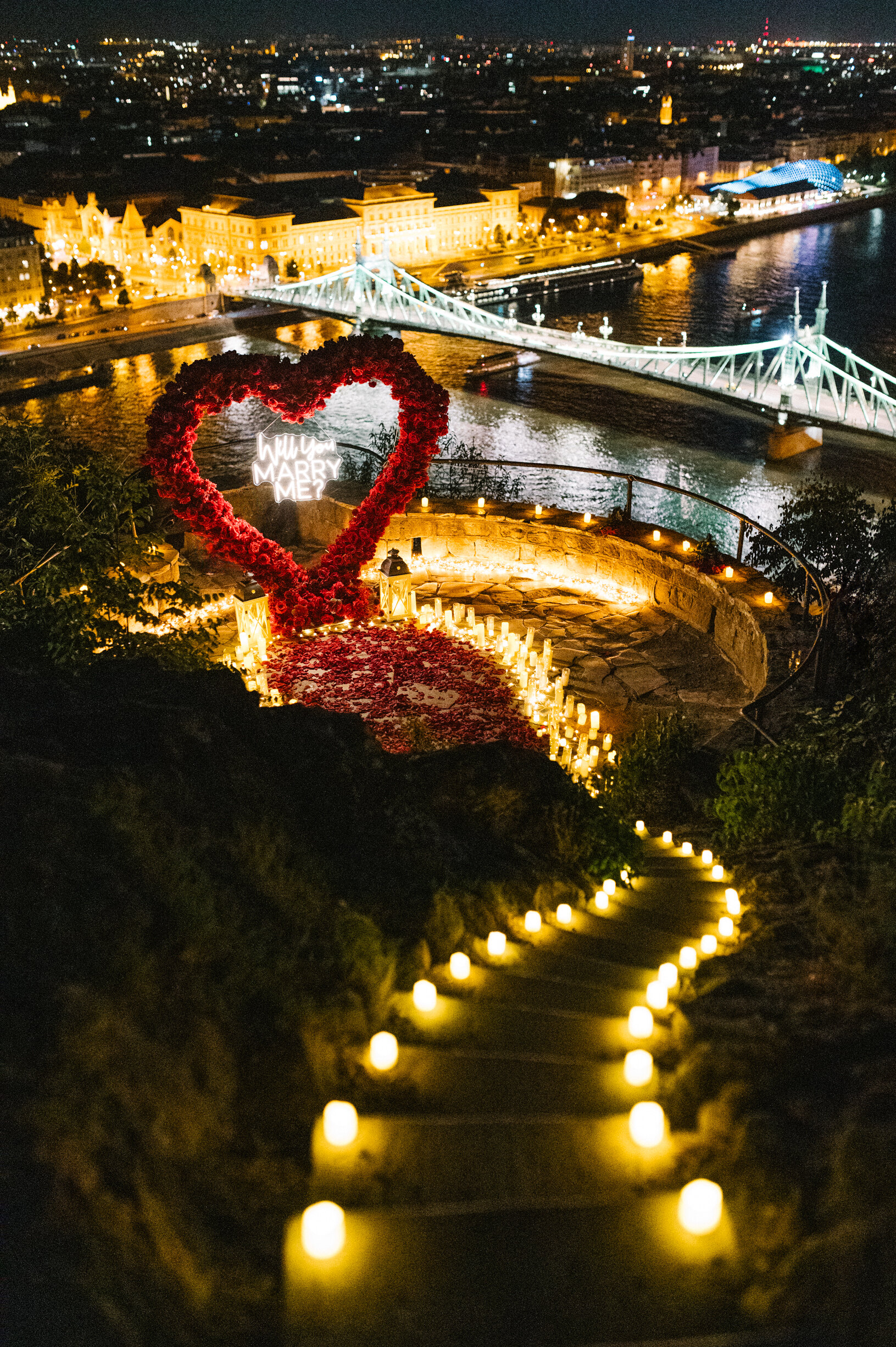 הצעת נישואין רומנטית עם נרות במרפסת בסטיון הדייגים עם נוף לפרלמנט {{brizy_dc_image_alt imageSrc=