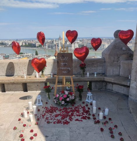 Lánykérés a budapesti Halászbástyán, romantikus dekorációval: lufik és gyertyák díszítik a teret