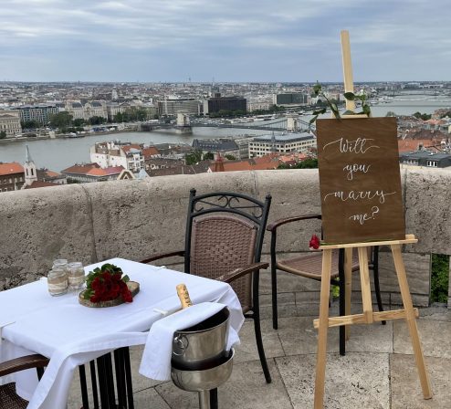 Romantic marriage proposal setup on the terrace of Fisherman's Bastion Romantikus lánykérés a Halászbástya teraszán