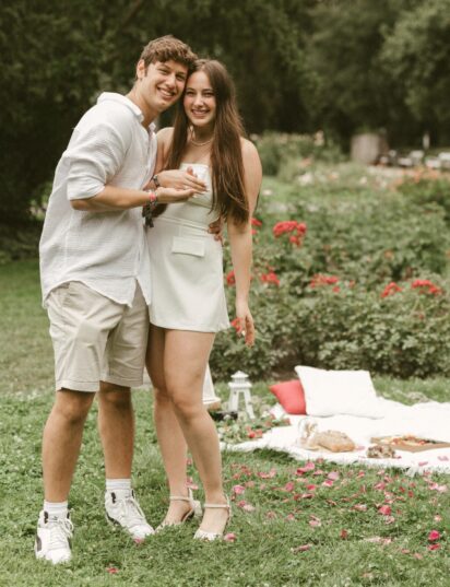 Egy pár lánykérést ünnepel a Margitszigeten, Budapest. {{brizy_dc_image_alt imageSrc=