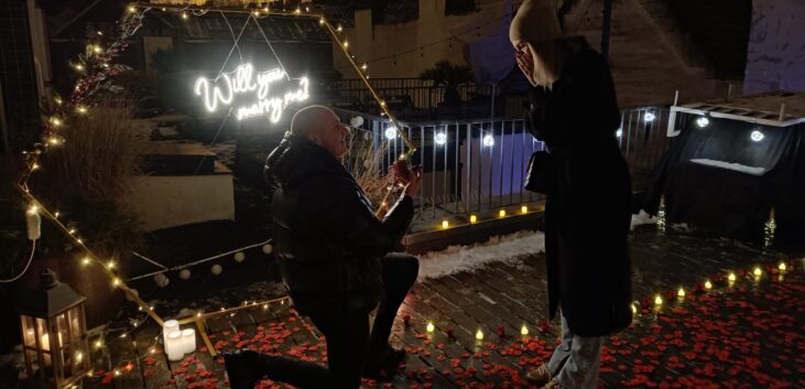 Budapesti_Rooftop_Lánykérés Gyertyafénnyel és Csillagfényben a Városi Égbolt Alatt {{brizy_dc_image_alt imageSrc=